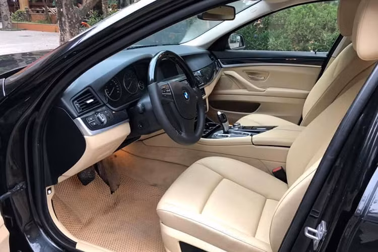 Nhiều trang bị hiện đại khác cũng xuất hiện trên BMW 520i thế hệ này như; ghế chỉnh điện đa hướng, nút khởi động thông minh cũng được trang bị... Không gian hàng ghế thứ hai được hãng xe BMW trang bị khá rộng rãi mang đến cảm giác thoải mái cho hành khách.