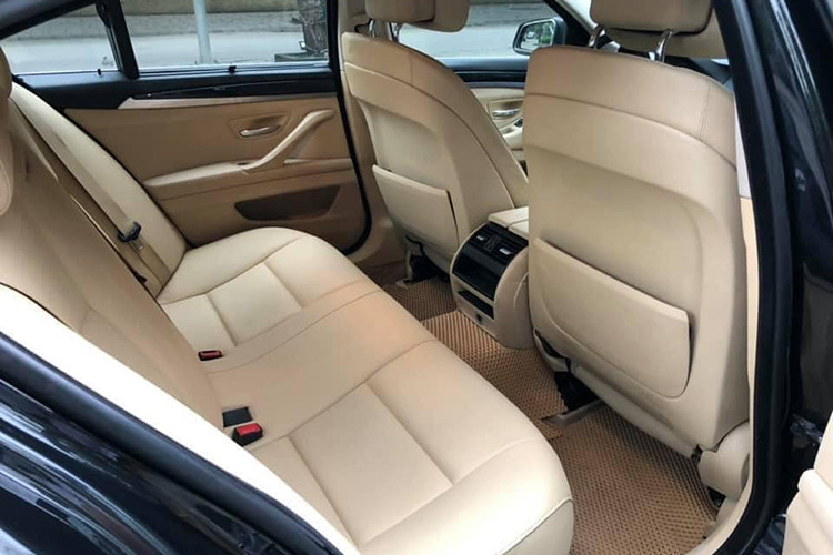 Mẫu xe sang BMW 520i đời 2013 này được trang bị khối động cơ I4 dung tích 2.0L, công suất công suất tối đa 184 mã lực tại 5.000 vòng/phút, mômen xoắn cực đại 270Nm tại 1.250 - 4.500 vòng/phút, đi kèm hộp số tự động 8 cấp cùng ba chế độ lái khác nhau (sport/confort/ecopro).