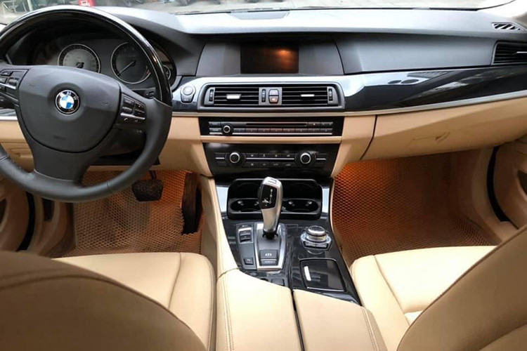 Không gian nội thất của xe với nhiều chi tiết làm từ kim loại hoặc ốp gỗ sang trọng. Vô-lăng là loại 3 chấu bọc da tích hợp một số phím chức năng xử lý nhanh hỗ trợ người lái. Trung tâm bảng điều khiển là màn hình giải trí cỡ vừa tích hợp Camera lùi, bản đồ Việt Nam, kết nối điện thoại rảnh tay, AM, FM, CD, AUX, USB,…