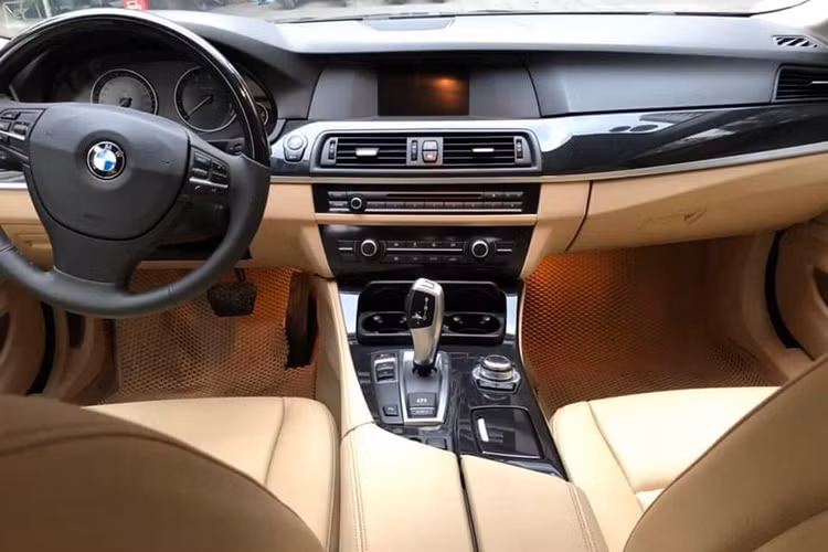 Không gian nội thất của xe với nhiều chi tiết làm từ kim loại hoặc ốp gỗ sang trọng. Vô-lăng là loại 3 chấu bọc da tích hợp một số phím chức năng xử lý nhanh hỗ trợ người lái. Trung tâm bảng điều khiển là màn hình giải trí cỡ vừa tích hợp Camera lùi, bản đồ Việt Nam, kết nối điện thoại rảnh tay, AM, FM, CD, AUX, USB,…