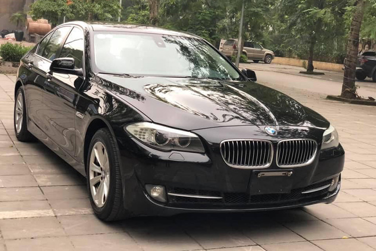 Như vậy, chỉ sau gần 7 năm sử dụng, tính theo mức giá mới mua xe sang BMW 520i khi đó lên đến khoảng hơn 2,1 tỷ đồng, vị chủ nhân này "bị lỗ" khoảng hơn 1 tỷ đồng. Hiện giá bán này cũng không phải là rẻ cho một mẫu xe cũ hạng sang thương hiệu Đức, khi mà thị trường đang khá trầm lắng sau đại dịch Covid-19.