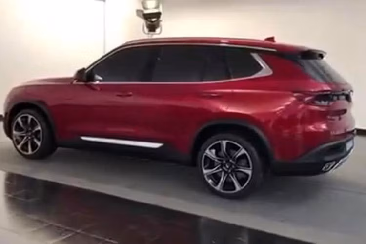 Đuôi xe xuất hiện thêm dòng chữ Vinfast ngay dưới logo chữ V. Ngoài ra, người xem cũng có thể nhận ra dòng chữ Pininfarina ở phía sau xe. Nếu là sự thật, hai đoạn video trên càng cho thấy sự nghiêm túc của Vinfast trong việc thực hiện lời hứa sản xuất một chiếc xe ôtô thương hiệu Việt.