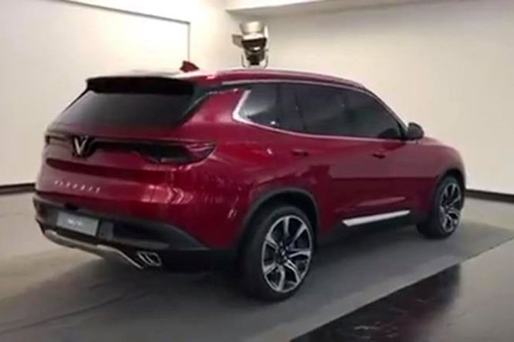 Nhiều người cho rằng cả hai đoạn video đã được quay trong studio của công ty thiết kế xe hơi lừng danh Pininfarina, Italy. Theo đó, phần lưới tản nhiệt trên mẫu xe sedan và SUV của Vinfast có gắn logo chữ V cách điệu như hình ảnh mà Vinfast sử dụng cho mục đích quảng cáo.