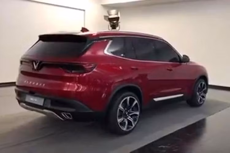 Nhiều người cho rằng cả hai đoạn video đã được quay trong studio của công ty thiết kế xe hơi lừng danh Pininfarina, Italy. Theo đó, phần lưới tản nhiệt trên mẫu xe sedan và SUV của Vinfast có gắn logo chữ V cách điệu như hình ảnh mà Vinfast sử dụng cho mục đích quảng cáo.