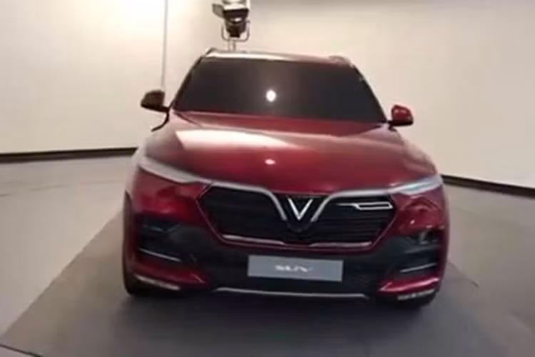 Vào ngày 16/6, hai đoạn video được cho là mẫu sedan và SUV mới của Vinfast đã xuất hiện trên mạng xã hội. Tuy chất lượng video không được tốt, nhưng người xem vẫn có thể nhận ra những đường nét tương đồng với hai mẫu xe ôtô của Vinfast mới được công bố.