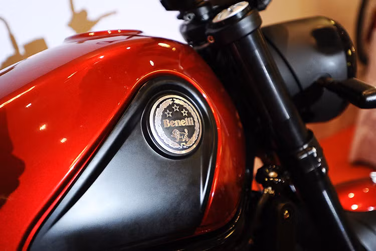 Benelli Leoncino 500 mới được lấy cảm hứng thiết kế từ mẫu xe đua Benelli Leoncino đời 1956. Mang phong cách của một mẫu scrambler, xe sở hữu kiểu dáng nhỏ gọn với chiều dài tổng thể 2.100mm, chiều cao yên 815mm cùng trọng lượng xe 186 kg. Các chi tiết thiết kế khá đơn giản với những đường cong tạo dáng thể thao.