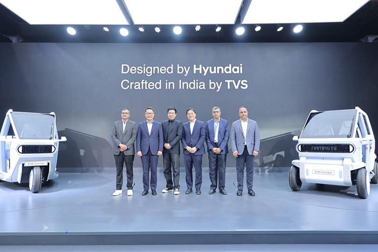 Tại Triển lãm Bharat Mobility Global Expo 2025 ở Ấn Độ, Hyundai Motor Company đã tiết lộ tầm nhìn của hãng về tương lai của dịch vụ vận chuyển tại Ấn Độ thông qua việc ra mắt hai mẫu xe concept Hyundai Tuk tuk chạy điện tiên tiến, gồm: một xe ba bánh và một xe bốn bánh siêu nhỏ.
