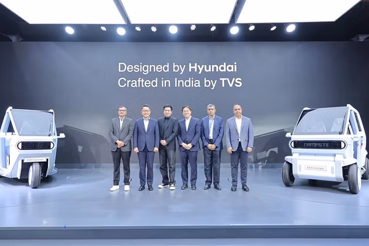 Tại Triển lãm Bharat Mobility Global Expo 2025 ở Ấn Độ, Hyundai Motor Company đã tiết lộ tầm nhìn của hãng về tương lai của dịch vụ vận chuyển tại Ấn Độ thông qua việc ra mắt hai mẫu xe concept Hyundai Tuk tuk chạy điện tiên tiến, gồm: một xe ba bánh và một xe bốn bánh siêu nhỏ.