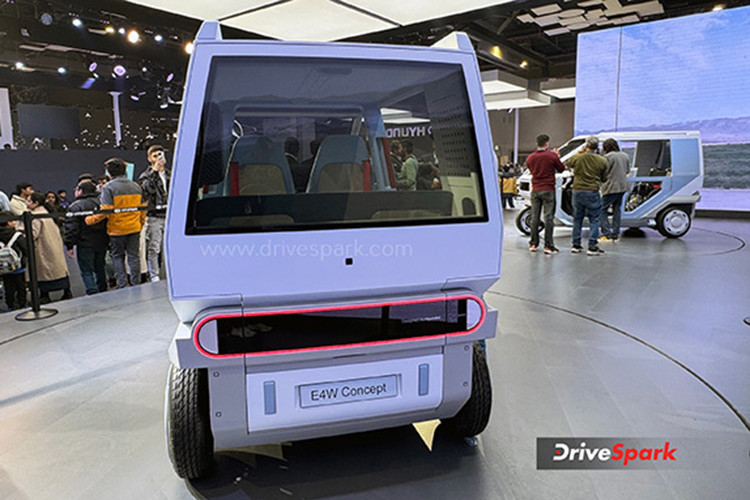 Mẫu concept xe 3 bánh E3W của chạy điện Hyundai là phiên bản tân tiến của xe lam – mẫu xe biểu tượng của Ấn Độ. Mẫu xe này sở hữu thiết kế hoàn toàn mới, hiện đại, với kính chắn gió nghiêng và sở hữu cần gạt nước, giúp mang lại tầm nhìn tốt hơn.