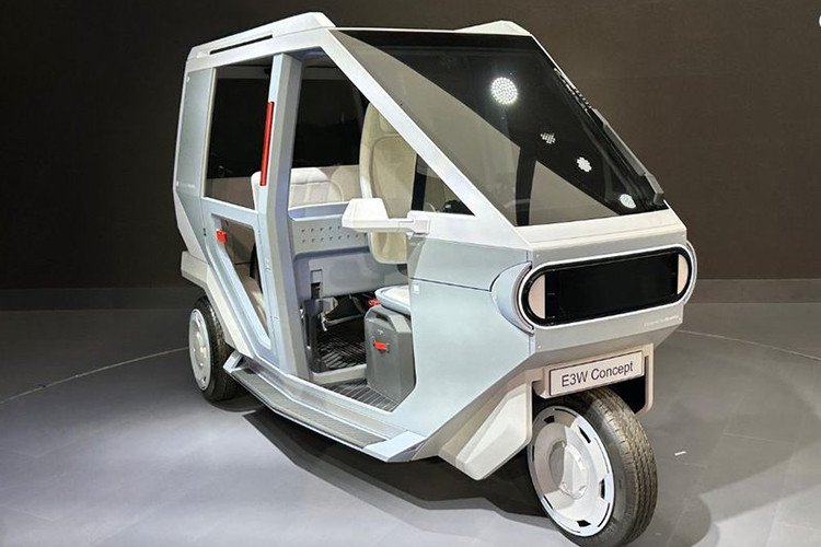 Bộ đôi xe điện Hyundai tuk tuk mới được ra mắt dưới sự hợp tác với TVS - một hãng sản xuất xe máy và tuk tuk hàng đầu tại Ấn Độ. Trong đó, Hyundai sẽ chịu trách nhiệm về thiết kế, kỹ thuật và công nghệ, trong khi TVS xử lý sản xuất và tiếp thị, tận dụng sự hiểu biết sâu sắc của mình về thị trường Ấn Độ.