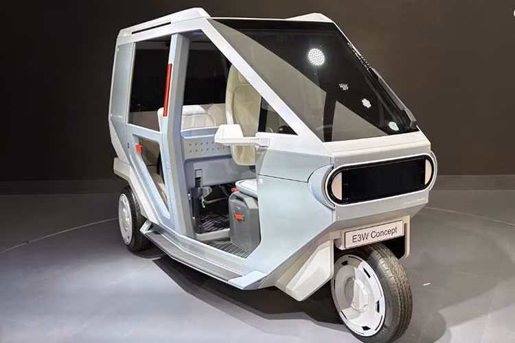 Bộ đôi xe điện Hyundai tuk tuk mới được ra mắt dưới sự hợp tác với TVS - một hãng sản xuất xe máy và tuk tuk hàng đầu tại Ấn Độ. Trong đó, Hyundai sẽ chịu trách nhiệm về thiết kế, kỹ thuật và công nghệ, trong khi TVS xử lý sản xuất và tiếp thị, tận dụng sự hiểu biết sâu sắc của mình về thị trường Ấn Độ.