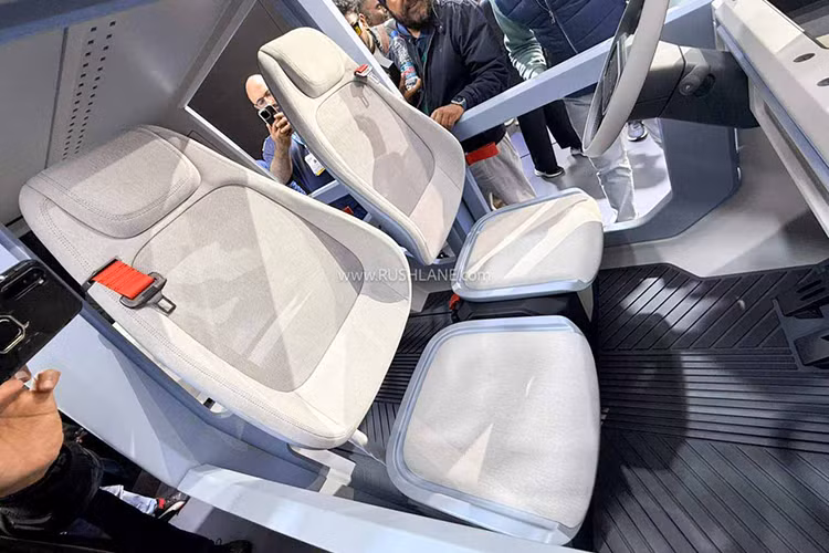 Mẫu concept đáng chú ý thứ hai là Hyundai E4W chạy điện 4 bánh. So với E3W, mẫu xe tuk tuk thứ hai này có thiết kế nhỏ gọn hơn, thiết kế mâm xe cũng có sự khác biệt.