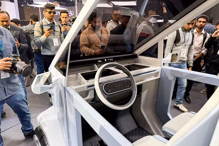 Hệ thống truyền động điện cho phép sàn xe phẳng mang đến không gian sử dụng thoải hơn. Điểm đáng chú ý trên Hyundai E3W phải kể đến khả năng điều chỉnh độ cao thân xe, giúp xe “lội nước” an toàn hơn.