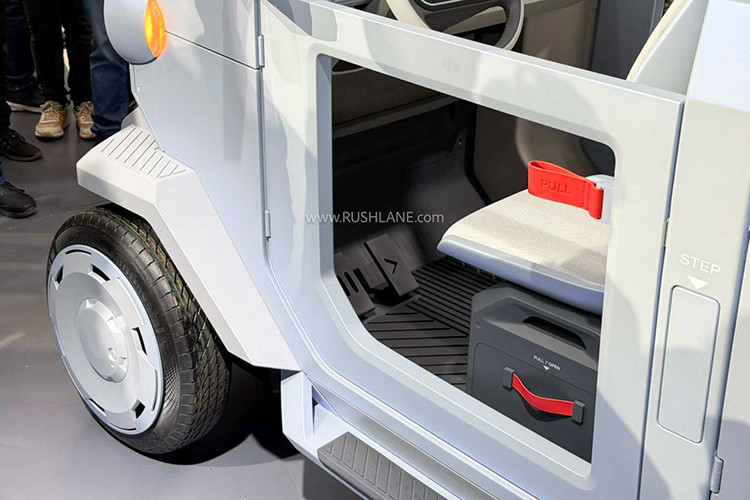 Ghế ngồi trên xe có thể gập phẳng, giúp việc vận chuyển hàng hóa dễ dàng hơn. Hyundai E3W được trang bị bộ lốp xe lớn giúp di chuyển dễ dàng trên đường gồ ghề, cùng với móc kéo hỗ trợ cứu hộ khi cần thiết.