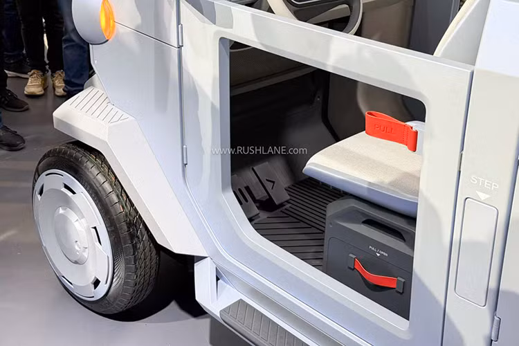 Ghế ngồi trên xe có thể gập phẳng, giúp việc vận chuyển hàng hóa dễ dàng hơn. Hyundai E3W được trang bị bộ lốp xe lớn giúp di chuyển dễ dàng trên đường gồ ghề, cùng với móc kéo hỗ trợ cứu hộ khi cần thiết.