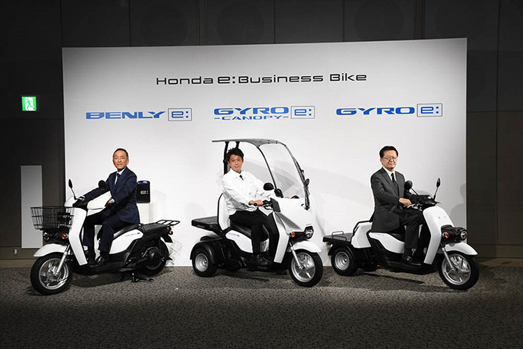  Honda Gyro Canopy 2025 mới là xe ba bánh giao hàng được phát triển từ mẫu Gyro X, với một mái che lớn có khung giúp cải thiện sự thoải mái khi lái xe. Bên cạnh đó, xe còn được trang bị cần gạt mưa và máy phun nước điện, giúp việc di chuyển tối ưu hơn trong điều kiện trời mưa. 