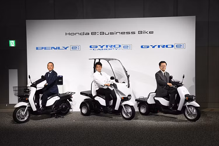  Honda Gyro Canopy 2025 mới là xe ba bánh giao hàng được phát triển từ mẫu Gyro X, với một mái che lớn có khung giúp cải thiện sự thoải mái khi lái xe. Bên cạnh đó, xe còn được trang bị cần gạt mưa và máy phun nước điện, giúp việc di chuyển tối ưu hơn trong điều kiện trời mưa. 