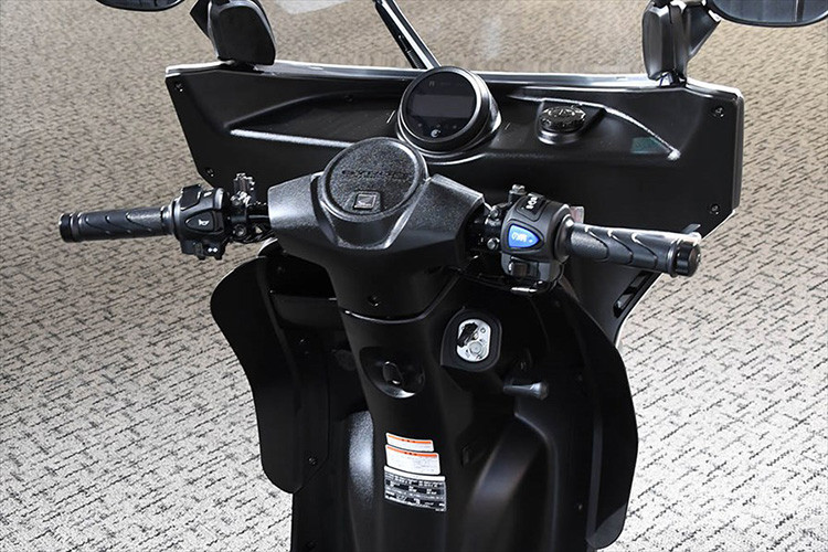 Việc đỗ chiếc xe máy 3 bánh này cũng trở nên thuận tiện chỉ cần nâng cần khóa đỗ và tắt công tắc chính, giúp dễ dàng di chuyển hàng hóa phía sau mà không cần tắt động cơ, bao gồm cả khi đỗ ở nơi có độ dốc.