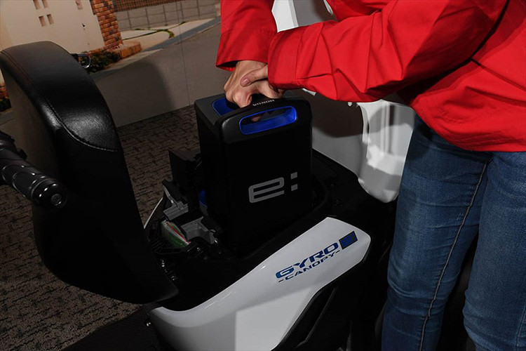 Bên cạnh đó, phiên bản Gyro Canopy e: sử dụng động cơ điện với nguồn năng lượng từ bộ pin Honda Mobile Power Pack e: dễ dàng thay thế mỗi khi cần sạc tại nhà, cũng là một sự lựa chọn bên cạnh xe xăng. 