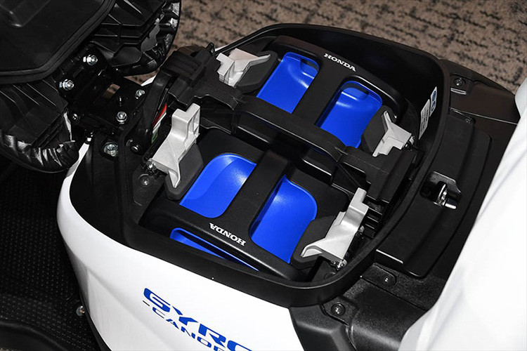 Honda Gyro Canopy được trang bị động cơ đơn xy-lanh 49cc, 4 kỳ, sử dụng hệ thống phun xăng điện tử PGM-FI, điều khiển lượng xăng phun và thời điểm phun. Xe còn có một bộ điều khiển ECU giúp cung cấp hỗn hợp không khí và xăng phù hợp với điều kiện lái xe. 