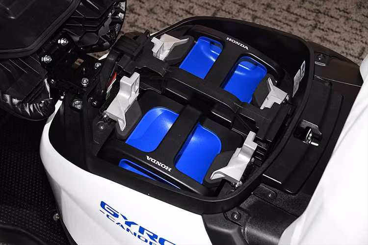 Honda Gyro Canopy được trang bị động cơ đơn xy-lanh 49cc, 4 kỳ, sử dụng hệ thống phun xăng điện tử PGM-FI, điều khiển lượng xăng phun và thời điểm phun. Xe còn có một bộ điều khiển ECU giúp cung cấp hỗn hợp không khí và xăng phù hợp với điều kiện lái xe. 