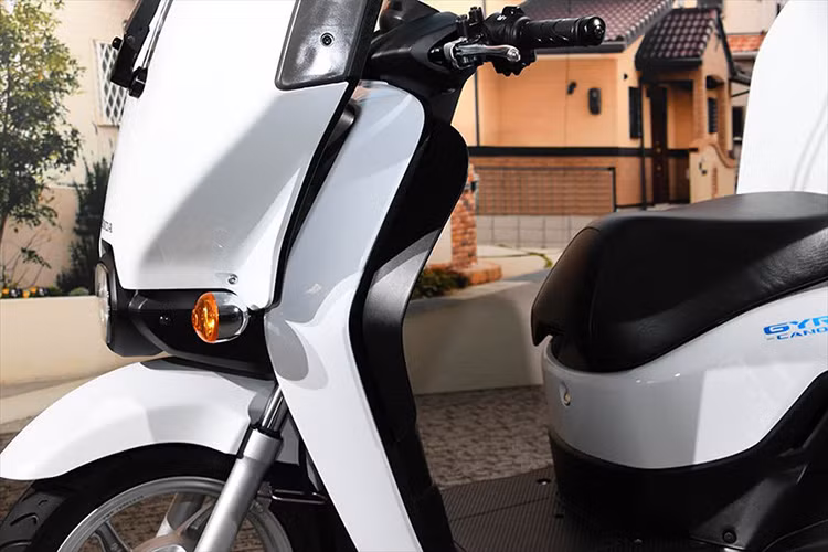 Ngoài ra, xe máy 3 bánh Honda Gyro Canopy còn được trang bị hệ thống khóa đỗ xe Parking Lock, giúp việc đỗ xe trở nên dễ dàng và hiệu quả, đặc biệt trong công việc giao hàng, khi cần khởi động và dừng xe nhiều lần. 