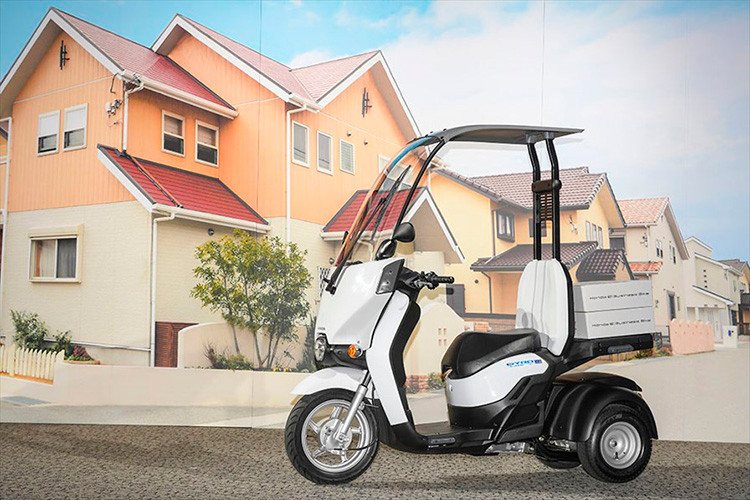 Một điểm nổi bật nữa của mẫu xe máy Honda Gyro Canopy 2025 này là việc sử dụng hai bánh sau và hệ thống treo sau Swing Mechanism, giúp giảm lực nâng của bánh sau và bánh răng sau, đồng thời cải thiện sự ổn định khi vào cua hoặc rẽ trái/phải.