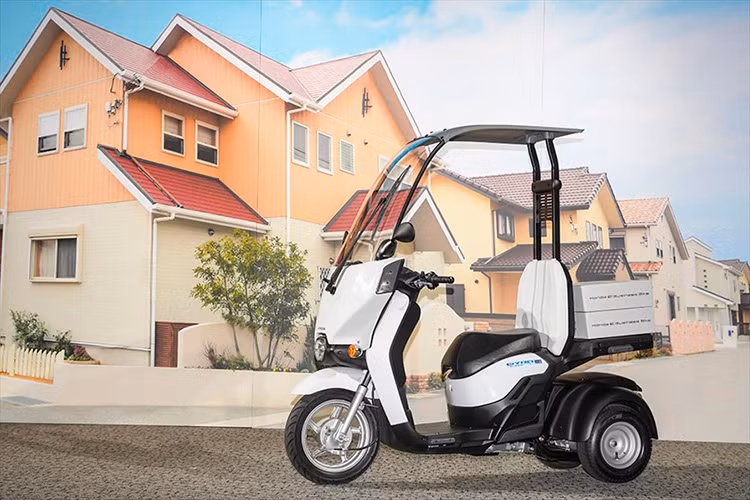 Một điểm nổi bật nữa của mẫu xe máy Honda Gyro Canopy 2025 này là việc sử dụng hai bánh sau và hệ thống treo sau Swing Mechanism, giúp giảm lực nâng của bánh sau và bánh răng sau, đồng thời cải thiện sự ổn định khi vào cua hoặc rẽ trái/phải.