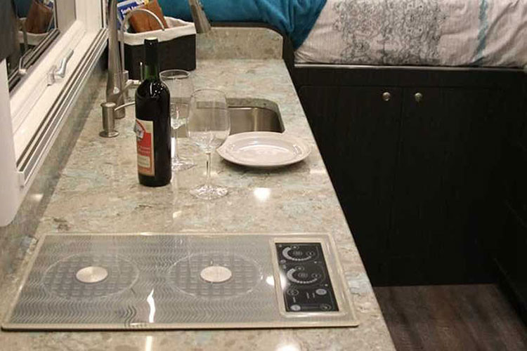 Để đảm bảo an toàn, chiếc xe còn được trang bị một bộ khung màu đen. Nhưng chính bộ khung này cũng góp phần tạo nên vẻ xù xì, bụi bặm cho Patagonia. Để hỗ trợ việc di chuyển trong đêm tối, mẫu RV này còn được trang bị thêm các hệ thống chiếu sáng phụ trợ. Còn nếu không may sa lầy trong những chuyến đi off-road, người dùng có thể cầu cứu tới các hệ thống tời ở đầu và đuôi xe.