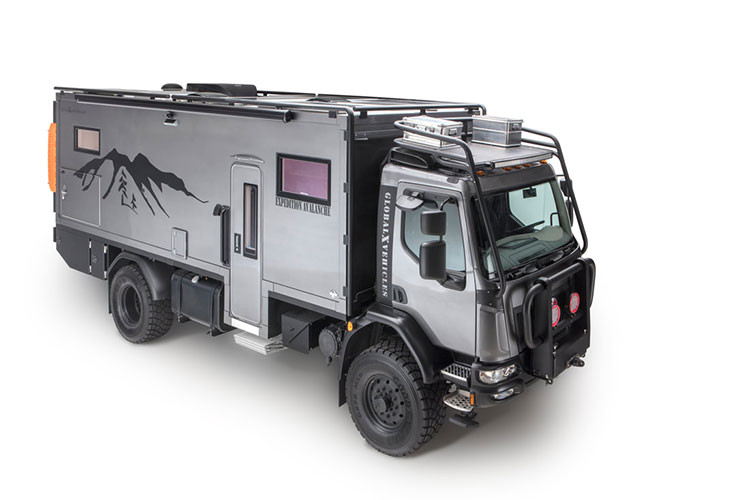 Không chỉ đa dạng về mặt nền tảng, những mẫu xe ôtô Patagonia cỡ lớn cũng rất phong phú về kích thước. Theo đó, chiếc xe có chiều dài tối thiểu 5,3 mét và có thể lên tới 8,8 mét. Và có thể thấy là của Patagoni trông giống như một mẫu xe tải quân sự đích thực, từ kiểu dáng, màu sơn, lốp xe cho tới trang bị.