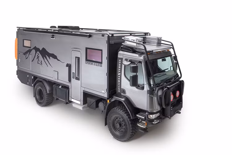 Không chỉ đa dạng về mặt nền tảng, những mẫu xe ôtô Patagonia cỡ lớn cũng rất phong phú về kích thước. Theo đó, chiếc xe có chiều dài tối thiểu 5,3 mét và có thể lên tới 8,8 mét. Và có thể thấy là của Patagoni trông giống như một mẫu xe tải quân sự đích thực, từ kiểu dáng, màu sơn, lốp xe cho tới trang bị.