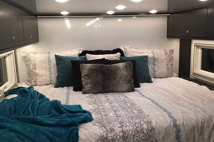 Và để cho chuyến hành trình có thể diễn ra trong nhiều ngày, Patagonia tất nhiên sẽ có tùy chọn bình nhiên liệu dự trữ. Bên cạnh đó là các tấm pim mặt trời trên nóc xe hoặc máy phát điện chạy dầu nhằm duy trì khả năng cấp điện. Nhìn chung là với Patagonia, bạn có thể đi bất cứ đâu mà không lo lắng về việc tìm chỗ nghỉ chân bởi chiếc xe sẽ mang đến cho bạn mọi thứ bạn muốn. Bạn có thể tạo nên một không gian sống hoàn hảo ngay trên chiếc xe này một khi bạn có đủ kinh phí.