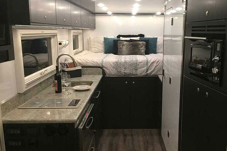 Về thiết kế, phía sau xe được đặt trên một hệ thống giá đỡ đặc biệt, không chỉ đảm bảo sự linh hoạt cho phần khung của xe mà còn hạn chế tối đa những hiệu ứng tác động lên người ở bên trong. Tùy theo nền tảng khung gầm được lựa chọn, kích thước của lối thông giữa hai khoang trên Patagonia cũng thay đổi. Như vậy là người ở trong căn phòng có thể đi vào cabin điều khiển mà không cần phải xuống xe và ngược lại.