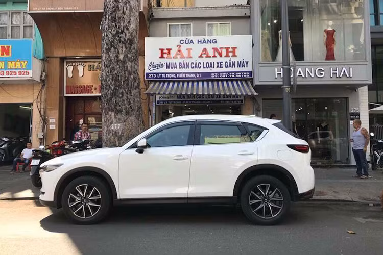 Chiếc CX-5 được rao bán là thế hệ mới nhất vừa mới được ra mắt tại Việt Nam, đã chạy được gần 600 km và có màu sơn trắng. Giá bán thông thường của chiếc xe này khi đăng ký lăn bánh tại TP HCM là hơn 1 tỷ đồng. Như vậy với mức giá rao bán chiếc Mazda CX-5 biển khủng này, mức giá xe đã chênh cả tỷ đồng.
