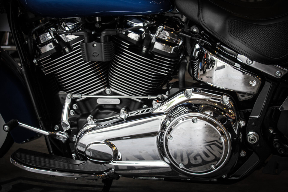 Trái tim của Harley-Davidson Softail Deluxe 2018 là khối động cơ Milwaukee-Eight 107, dung tích 1.745 cc, mô-men xoắn cực đại đạt 148 Nm. Động cơ mới sử dụng bộ cân bằng kép, 4 bugi giúp vận hành mượt mà và tăng tốc nhanh hơn 10% so với động cơ trên thế hệ cũ.