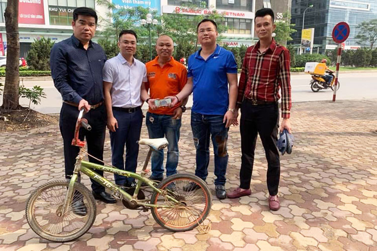 Chiếc xe đạp của cậu bé Sơn La - Vì Quyết Chiến không có cả phanh trước và phanh sau, không chuông, có lúc dùng dây thừng, dùng dép làm phanh đã được bán với giá 103 triệu đồng, sau quãng đường 103 km Chiến đã đi bằng xe đạp trong chuyến đi thăm em trai đang ốm hôm 25/3.