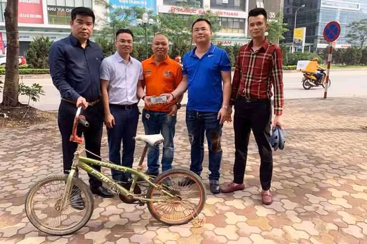 Chiếc xe đạp của cậu bé Sơn La - Vì Quyết Chiến không có cả phanh trước và phanh sau, không chuông, có lúc dùng dây thừng, dùng dép làm phanh đã được bán với giá 103 triệu đồng, sau quãng đường 103 km Chiến đã đi bằng xe đạp trong chuyến đi thăm em trai đang ốm hôm 25/3.