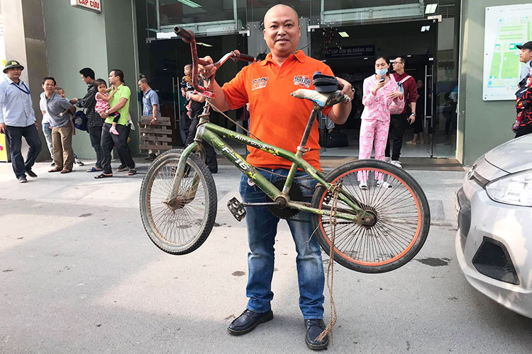 Ngoài ra, ban tổ chức cho biết đã nhận được trên 70 triệu đồng từ những người không thắng đấu giá xe nhưng vẫn gửi quà đến cho Vì Quyết Chiến, nhằm giúp cho gia đình em chữa bệnh cho cháu nhỏ đang nằm viện.