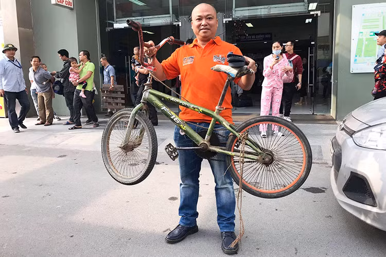 Ngoài ra, ban tổ chức cho biết đã nhận được trên 70 triệu đồng từ những người không thắng đấu giá xe nhưng vẫn gửi quà đến cho Vì Quyết Chiến, nhằm giúp cho gia đình em chữa bệnh cho cháu nhỏ đang nằm viện.