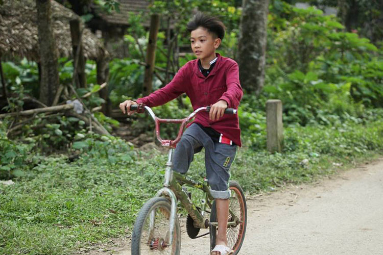 Là con cả trong gia đình, cậu bé 13 tuổi đã một mình vượt qua hơn 100km từ Sơn La để tìm về Hà Nội thăm em trai út mới 2,5 tháng tuổi bị bệnh nằm viện tại Hà Nội. Suốt 6 giờ đồng hồ men theo quốc lộ, vượt qua Sơn La, Hòa Bình, Chiến chỉ dùng đôi dép của mình làm phanh…