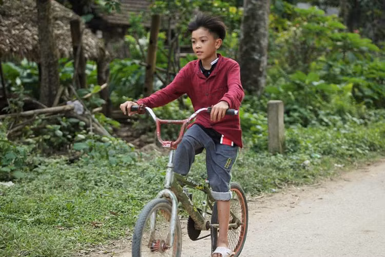 Là con cả trong gia đình, cậu bé 13 tuổi đã một mình vượt qua hơn 100km từ Sơn La để tìm về Hà Nội thăm em trai út mới 2,5 tháng tuổi bị bệnh nằm viện tại Hà Nội. Suốt 6 giờ đồng hồ men theo quốc lộ, vượt qua Sơn La, Hòa Bình, Chiến chỉ dùng đôi dép của mình làm phanh…