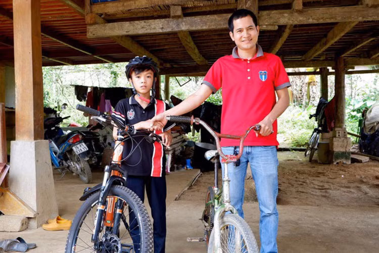 Xúc động trước tình cảm của “cậu bé Sơn La”, anh Nguyễn Công Tuyến (phường Chiềng Lề, thành phố Sơn La) - một nhà hảo tâm đã tặng Chiến chiếc xe đạp địa hình đồng thời xin lại chiếc xe không phanh để làm kỷ niệm.