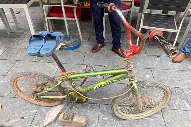 Ban tổ chức cũng cho biết toàn bộ số tiền nhận được, bao gồm cả tiền bán đấu giá xe, sẽ được tặng cho gia đình Chiến để chữa bệnh cho &#x1d;người em nhỏ của em, hiện đang tiếp tục điều trị tại Bệnh viện Nhi Trung ương.