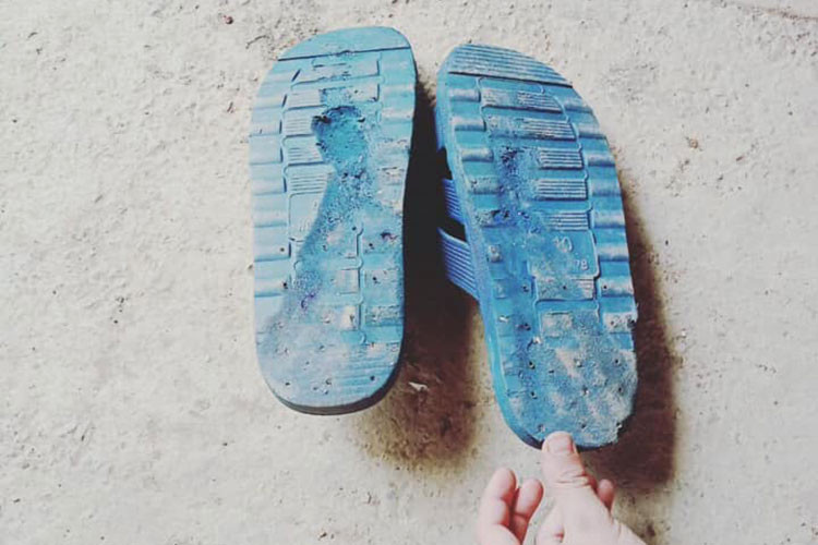 Trước đó, câu chuyện về hành trình đi thăm em trên chiếc xe đạp không phanh của cậu bé Vì Quyết Chiến đã làm rung động trái tim của nhiều người (Trong ảnh là đôi dép mòn vẹt &#x8;đế mà Chiến dùng thay phanh xe trên quãng đường dài từ Sơn La về Hà Nội).