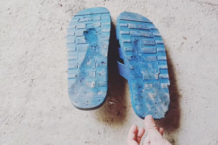 Trước đó, câu chuyện về hành trình đi thăm em trên chiếc xe đạp không phanh của cậu bé Vì Quyết Chiến đã làm rung động trái tim của nhiều người (Trong ảnh là đôi dép mòn vẹt đế mà Chiến dùng thay phanh xe trên quãng đường dài từ Sơn La về Hà Nội).