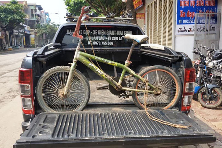 Tuy nhiên chưa dừng lại ở đây, một tin vui nữa lại tiếp tục đến với Chiến và gia đình em, đó là em đã chính thức được anh Trịnh Đức Tâm vận động viên xe đua đạp quốc gia nhận đào tạo vào đội tuyển xe đạp. Đây không những được xem như là một nghĩa cử cao đẹp, mà nó còn giúp cuộc đời em được bước sang một trang mới khi được sống với chính đam mê.