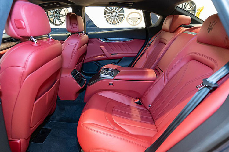 Đây là mẫu Quattroporte GranLusso được tùy chọn 4 ghế ngồi, cho trải nghiệm ghế thương gia với tính riêng tư cao hơn. Một sự kết hợp hài hòa giữa hai yếu tố quý tộc và thể thao được thiết kế theo phong cách kế thừa từ tinh hoa đường đua, cùng với sự thoải mái trong cabin cho cả người lái và hành khách.