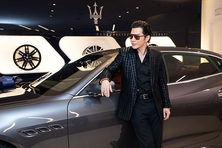 Chọn mua cho mình chiếc xe Maserati Quattroporte GranLusso, nam diễn viên Trần Bảo Sơn nhận về một chiếc xe sang sở hữu ngoại thất sơn màu xám Grigio đặc trưng và quyền lực nhất của dòng xe Maserati Quattroporte.