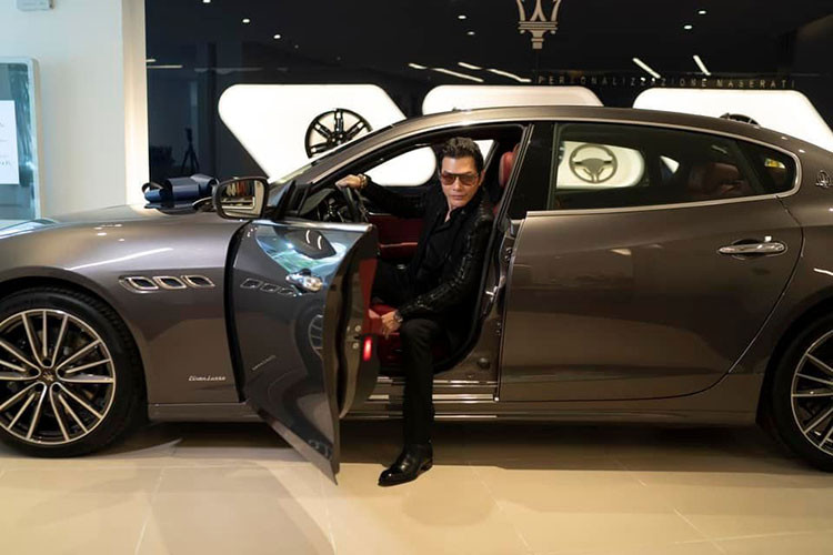 Chưa hết, ngoại thất của chiếc Maserati Quattroporte bản cao cấp nhất này còn có nhiều chi tiết màu bạc hoặc mạ crôm, và được trang bị mâm hợp kim Mercurio 20 inh cùng kẹp phanh màu đen cực kỳ ấn tượng.