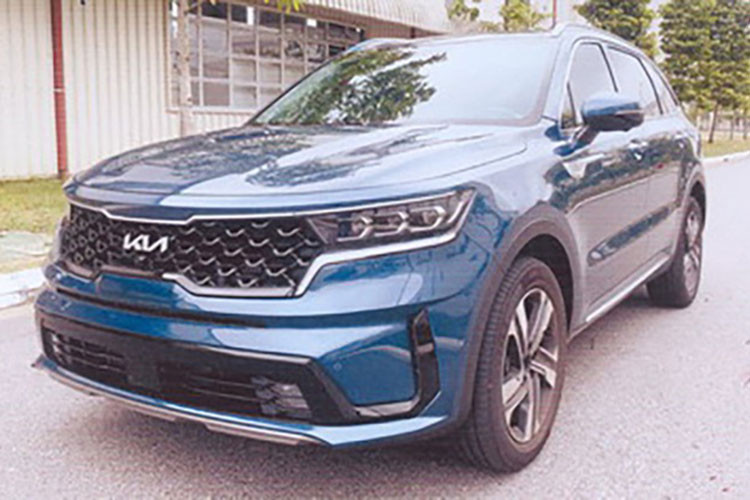 Tại Việt Nam, Kia Sorento HEV 2023 sẽ được trang bị hệ truyền động hybrid, bao gồm máy xăng 4 xi-lanh, tăng áp, dung tích 1.6L, sản sinh công suất tối đa 132,2 kW (khoảng 179 mã lực) và mô-men xoắn cực đại 264 Nm. Động cơ này sẽ kết hợp với mô-tơ điện 44,2 kW, cho công suất tổng cộng 169,2 kW (230 mã lực) và mô-men xoắn cực đại 350 Nm.